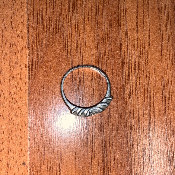 Platinum Ring with Diamonds - Picture 5 of 10